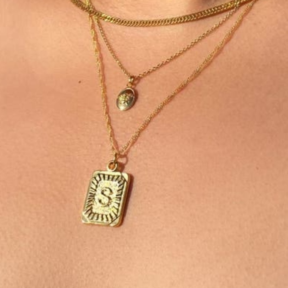 Gold initial necklace R - Picture 2 of 6